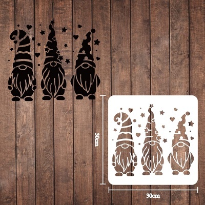 Stencil branco com figuras de três gnomos e decoração em madeira