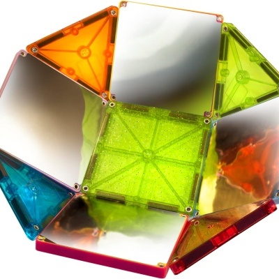 Peças magnéticas coloridas e espelhadas formando padrão geométrico