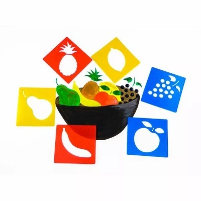 Cartões coloridos com recortes de frutas ao redor de taça preta com frutas em fundo branco