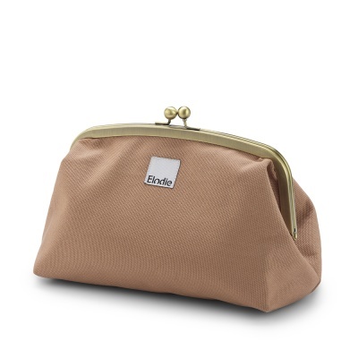 Bolsa pequena castanha com fecho metálico tipo mola e etiqueta Elodie