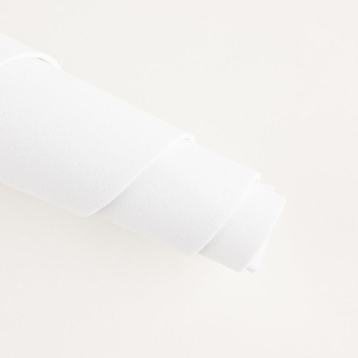 Rolo de papel branco com textura fina e ligeiramente enrugado