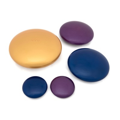 Cinco pedras planas coloridas com acabamento liso e brilhante