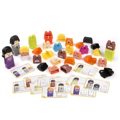 Peças de montar coloridas com cartas ilustradas para montar figuras.