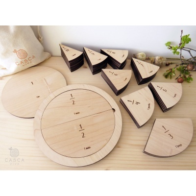 Peças pedagógicas de madeira clara com frações gravadas e bolsa de pano cremosa CASCA VIVA