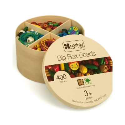 Caixa redonda de madeira com contas coloridas e tampa com rótulo da marca Andreu Toys