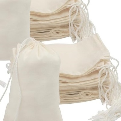 Sacos de pano brancos com cordões de fecho
