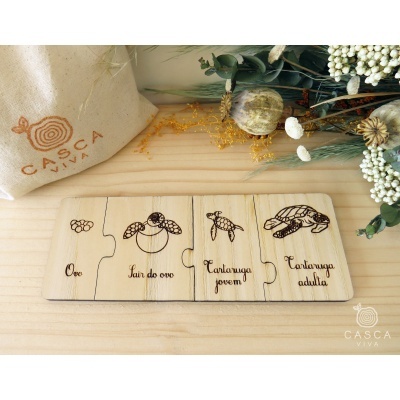 Quebra-cabeças de madeira com ciclo de vida da tartaruga gravado