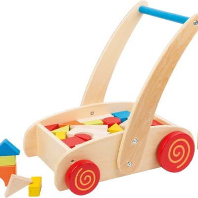 Carrinho de madeira com blocos coloridos