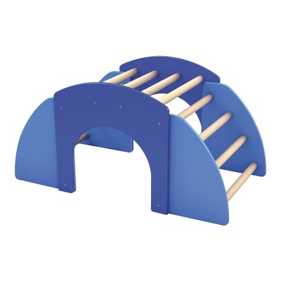 Estrutura de madeira azul com barras transversais claras para crianças