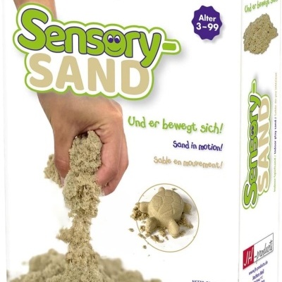 Embalagem de areia sensorial Sensory SAND com mão segurando areia bege