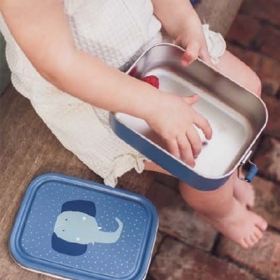 Recipiente azul com tampa de elefante e criança segurando