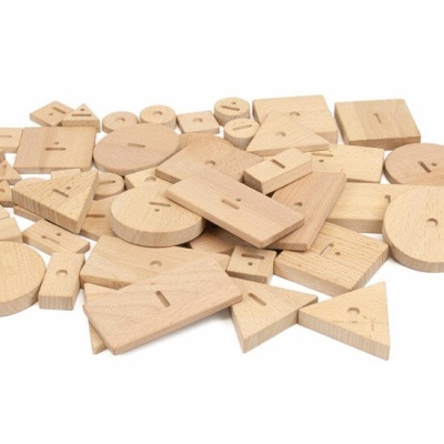 Peças de madeira para montar em várias formas geométricas