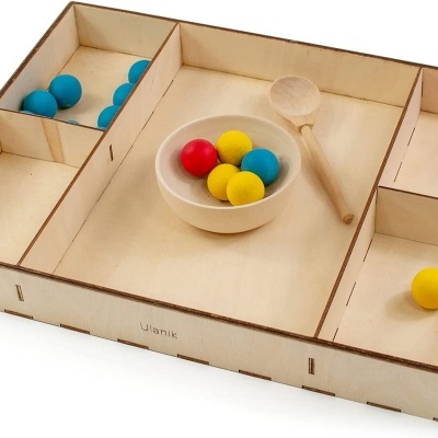 Tabuleiro de madeira com várias bolas coloridas e utensílios de madeira
