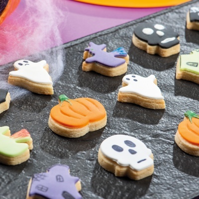 Biscoitos decorados de Halloween sobre superfície preta