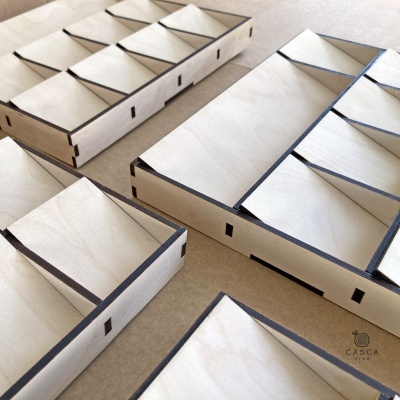 organizadores modulares de madeira clara com divisórias retangulares