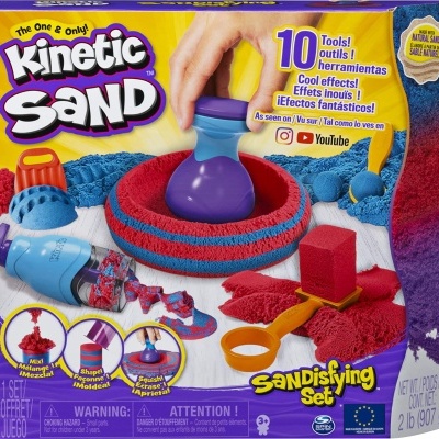 Conjunto Kinetic Sand com areia colorida e ferramentas para moldar num fundo branco