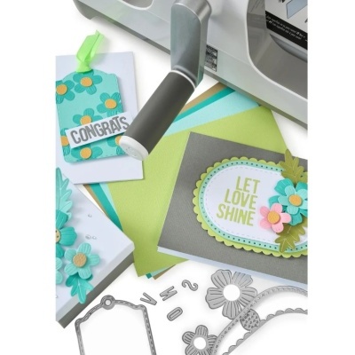 Máquina de corte manual com cartões decorados e moldes metálicos