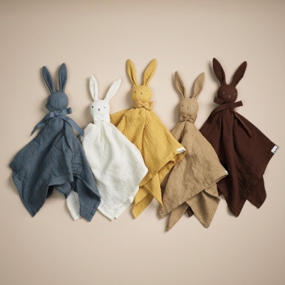 Cinco panos de bebé com cabeça de coelho em várias cores pendurados