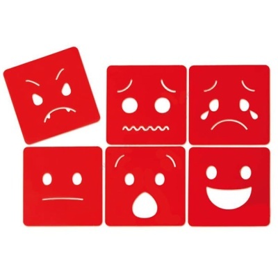 Seis copos quadrados vermelhos com rostos emotivos recortados