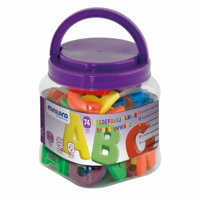 Frasco transparente com tampa roxa e letras coloridas de plástico do alfabeto