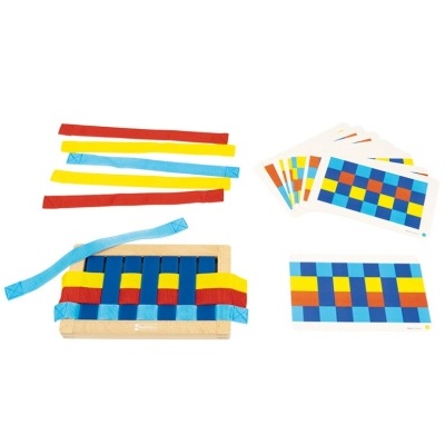 Brinquedo educativo com fitas coloridas, base de madeira e cartas com padrões em quadrícula