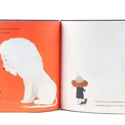 Livro infantil aberto com ilustrações de criança e cão branco em fundo laranja e branco