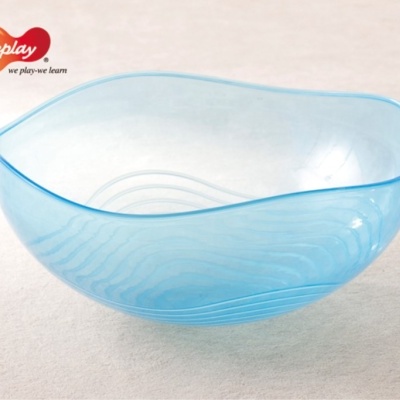 Tigela azul transparente de plástico com textura de linhas e formato ondulado