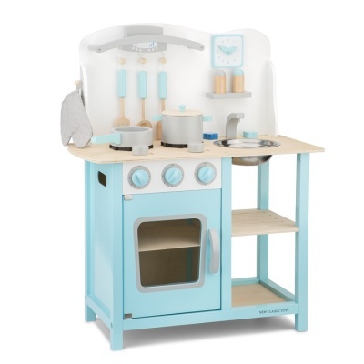 Cozinha de brincar azul e bege em madeira com forno e pia