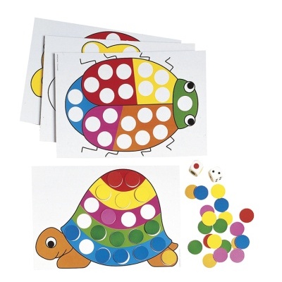 Jogo educativo com cartões de animais coloridos e círculos para preencher diferentes cores.