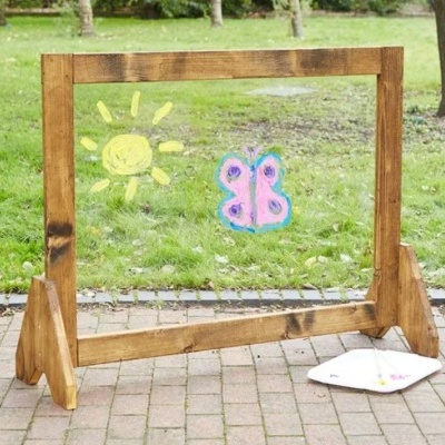 Protector de acrílico transparente com moldura de madeira castanha com desenhos de sol e borboleta
