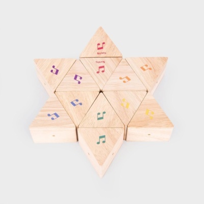 Peças triangulares de madeira com notas musicais coloridas formando uma estrela