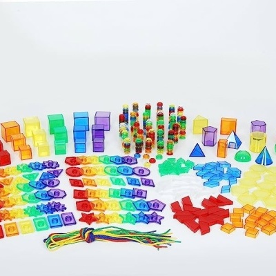 Peças coloridas em plástico translúcido organizadas sobre fundo branco.