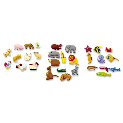 Imanes de animais de feltro coloridos em fundo branco