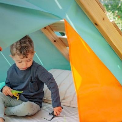 Tenda infantil azul e laranja com criança a brincar no jardim