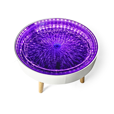 Mesa baixa redonda com tampo iluminado roxo e pernas de madeira clara