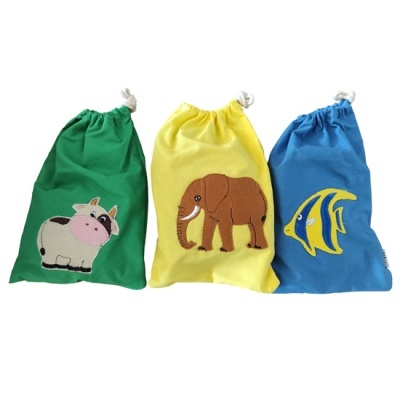 Três sacos de pano coloridos com bordados de animais