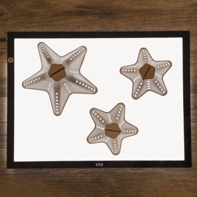 Tapete de secagem branco com três estrelas de silicone bege e botão marrom