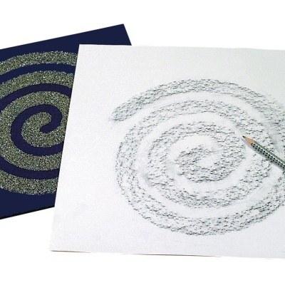 Papéis branco e preto com espirais texturizadas e lápis sobre o papel branco