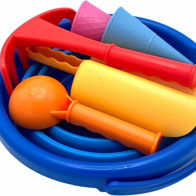 Conjunto de brinquedos de plástico coloridos para praia.