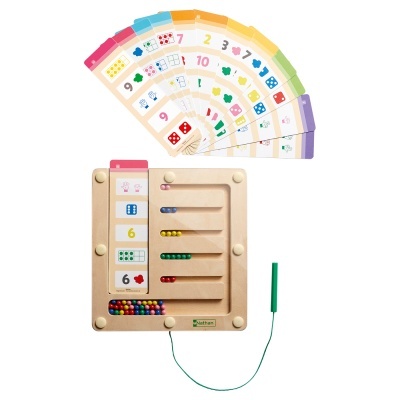 jogo educativo em madeira com contas coloridas, cartões numerados e caneta verde