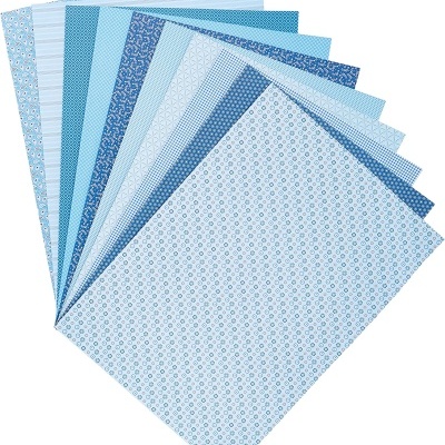 Folhas de papel decorativo azul com padrões variados