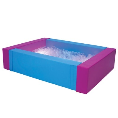 Piscina de bolas retangular azul e rosa com bolas transparentes