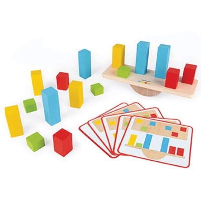 Jogo educativo com blocos de madeira coloridos e cartas com padrões