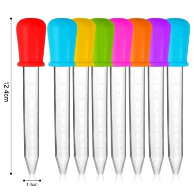 Oito pipetas de plástico coloridas com marcações de medição