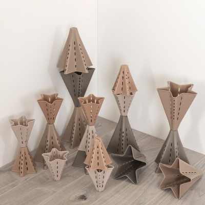 Esculturas decorativas em forma de estrelas e flores em tons bege e castanho