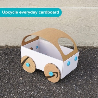 Miniatura de carrinho de cartão reciclado sobre chão