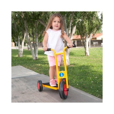 Menina numa trotinete amarela e preta com número 1 num parque com árvores