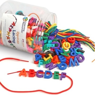 Potinho plástico com letras coloridas de plástico e cordão vermelho para encaixe