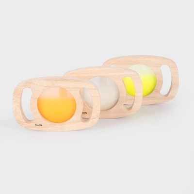 Brinquedos para bebés em madeira clara com bolas coloridas no centro