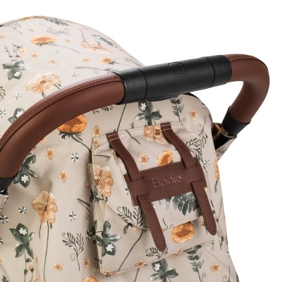 Carrinho de bebé com padrão floral bege e alça castanha e preta